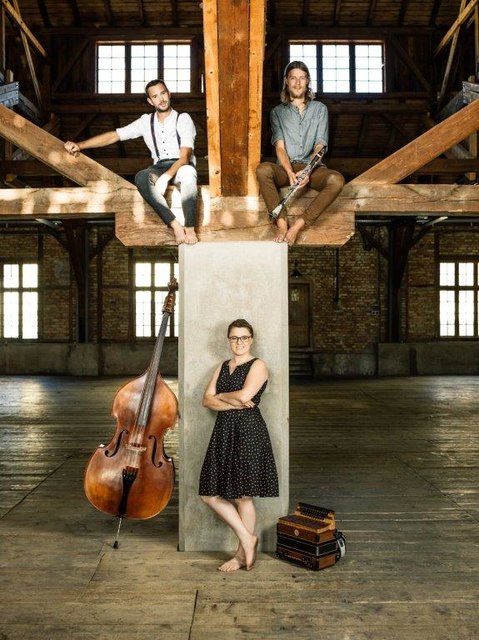 Das "tschejefem" Trio wird beim Volksmusikabend in Mariastein seine musikalischen Visionen auf der Bühne realisieren.  | Foto: Marco Riebler