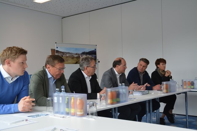 Florian und Fritz Unterberger, Bgm Martin krumschnabel, Thomas Bodner, Vizebgm Hannes Rauch und Sandra Bodner (v.l.) umreissen den Projektstart, den "geistigen Spatenstich".