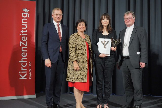 Linda Greuter (2.v.r.) mit Landeshauptmann Thomas Stelzer (links), Sozial-Landesrätin Birgit Gerstorfer und Bischof Manfred Scheuer (rechts).