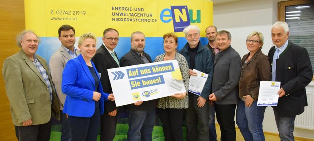 Reihe EB Günther Cvach (Großweikersdorf), Regionsleiterin Weinviertel Mag.a Regina Engelbrecht (eNu), LAbg. Bgm. Richard Hogl, Bgm. Ing. Alois Zetsch (Großweikersdorf), UGR GfGR Rosa Reis (Großweikersdorf), UGR Dr. Reinhard Skolek (Fels am Wagram), GF Dr. Herbert Greisberger (eNu), GR Michaela Koller (Grafenwörth), UGR GfGR Robert Heiß (Grafenwörth); 2. Reihe: DI Stefan Czamutzian, MA (KEM Wagram), Günter Koller (Grafenwörth)