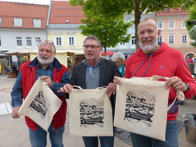 Verteilten Einkaufstaschen an Wochenmarkt-Standler & Besucher: John Subez, Vzbgm. Karl Lang, StR Herwig Röttl (v.li.)