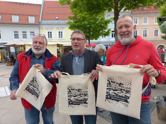 Verteilten Einkaufstaschen an Wochenmarkt-Standler &amp; Besucher: John Subez, Vzbgm. Karl Lang, StR Herwig Röttl (v.li.) | Foto: KK