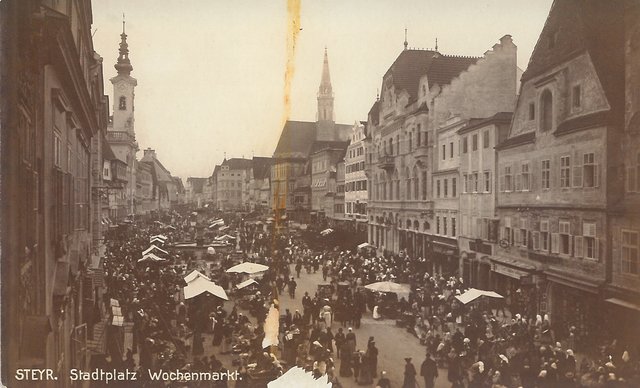 Wochenmarkt am Stadtplatz: Noch heute gibt es die alte Markttradition. Was wird gekauft? Wie vor 100 Jahren Regionales.