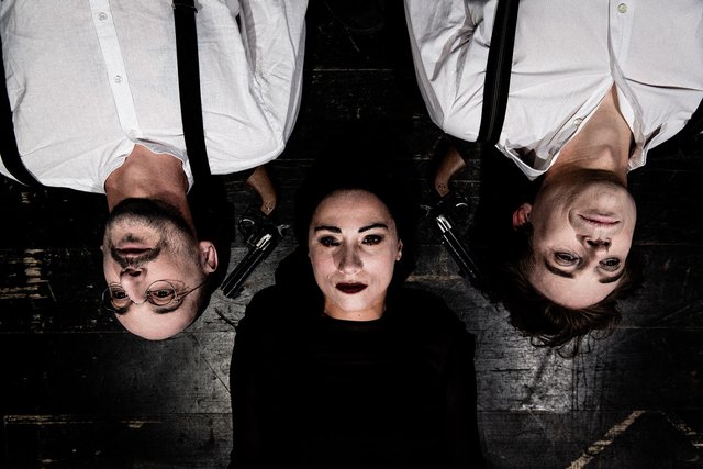 Die körperbewussten Darsteller Markus Kofler, Sonja Romei und Martin Bermoser (v.l.) in trister Atmosphäre.