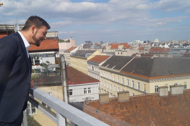 Der Ausblick vom Haus Awat beeindruckt auch Bezirksvorsteher Markus Rumelhart.