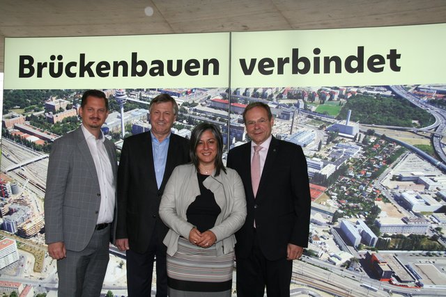 Die "Brückenbauer" Marcus Franz (Bezirksvorsteher Favoriten, SPÖ), Erich Hohenberger (Bezirksvorsteher Landstraße, SPÖ), Vizebürgermeisterin Maria Vassilakou und "Brücken-Chef" Hermann Papouschek (Leiter der MA 29, vl). | Foto: Pufler