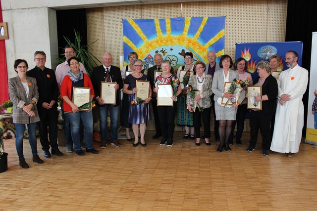 Die Geehrten:
1. Reihe: - 2. Von links: Renate Erler (ZW Mils), Heinrich Feuchter (ZW Pfunds), Irmgard Wille, Maria Kathrein (beide ZW Fließ), Margaritha Somweber (ZW Jenbach), Monika Zangerl (ZW Flirsch),
Inge Zangerle (ZW Pettneu a. A.)
2. Reihe: 2. Von links: Stephan Erler (ZW Mils), Maria Rampl, Ludwig Brunner, Maria Knapp (alle drei aus der ZW St. Margarethen), Rosemarie Mungenast (ZW Grins), Frau Brigitte Götzl (ZW Patsch)