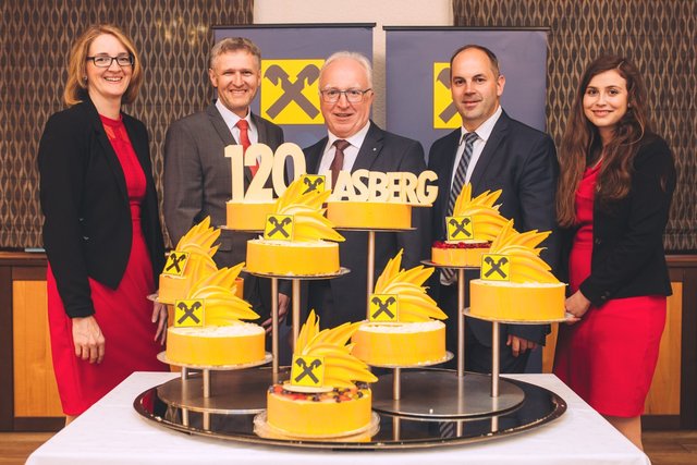 Obmann Johann Hahn (Mitte) freut sich mit dem Team der Raiffeisenbank Lasberg Gabriele Abfalter und Bankstellendirektor Klaus Puchner (links) sowie Andreas Rudlstorfer und Kerstin Pöchinger (rechts) .