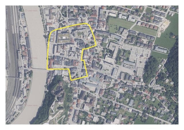 Der Umriss des 65.000 m2 großen Kasernenareals zum Größenvergleich auf die Kufsteiner Innenstadt gelegt – die Fläche reicht von der Kinkstraße bis zu den Stadtwerken am Fischergries, umfasst Oberen und Unteren Stadtplatz, Pfarrplatz, Inntalcenter, Galerien, uvm. | Foto: tiris maps/Bodner