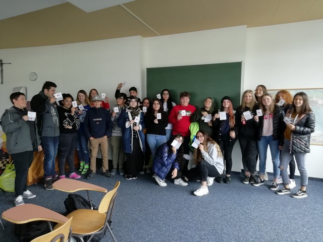Schülerinnen und Schüler der 4. Klassen mit ihrem Erste-Hilfe-Schein