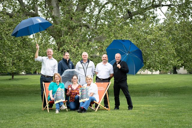 Foto: Schlosspark-Lounge 2019
Text: Lassen sich auch bei Regen nicht die Vorfreude auf die Schlosspark-Lounge verderben: Stehend: BGM Christoph Prinz, René Beck, Werner Staud, Harald Tretthann, Christian Schmidl. Sitzend: Eva Dietl, Joelle Kußnow, Helga Schmid
Credit: Silke Ebster