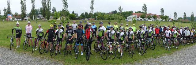 Zahlreiche Radsportbegeisterte nahmen an der Weinstraßen-Trophy teil.