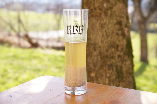 Jetzt geht es ans Eingemachte: Der Einkocher, gefüllt mit 20 Liter Wasser, wird je nach Rezept 40 - 50 Grad erhitzt, immer umrühren. Nun schüttet man das geschrotete Malz hinein. Nach dem Einmaischen erfolgen die Rasten: Die Maltoserast z. B. bei 63 Grad und sie dauert 30 bis 50 Min.