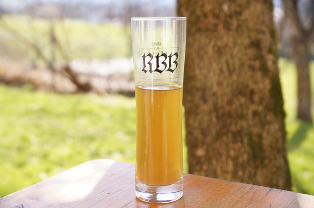 Mit der "Bierspindel" kann jetzt die Stammwürze überprüft werden. Das Bier wird jetzt in den Gäreimer abgefüllt, nun kommt die Hefe hinein. Es beginnt der Gärprozess, je nach Rezepten etwa einen Monat lang. Fertig ist das selbstgebraute Bier!