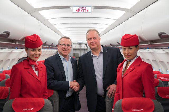 FACC CEO Robert Machtlinger (2.v.l.) und Michael Kaye, VP Technical Operations der Austrian Airlines (2.v.r.), freuen sich über die erfolgreiche Erstinstallation des Passenger Luggage Space Upgrades in einer A320 der führenden österreichischen Fluggesellschaft.