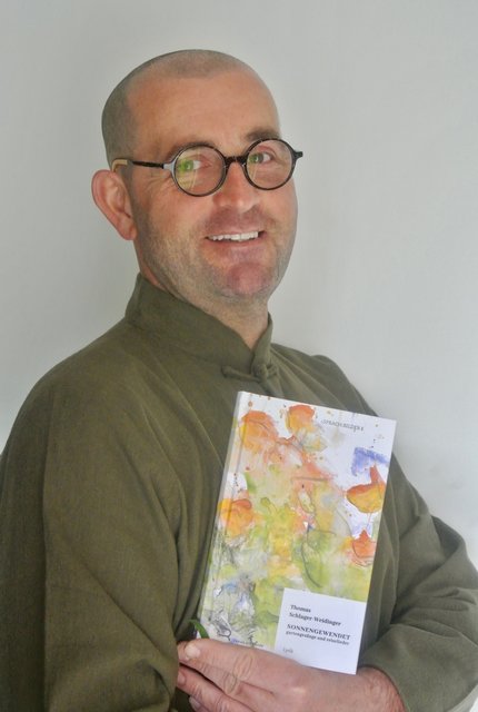 Thomas Schlager-Weidinger widmet sich in seinem Buch Rosen, Gartenteich und Hängematte.