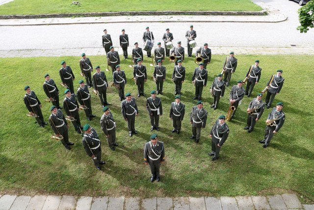Auf dem Welser Stadtplatz versammeln sich die Militärkapellen aus drei Bundesländern zum Sternmarsch.