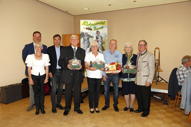 Obmann Georg Krasser mit den Preisträgern des Schätzspiels und den Ehrengästen beim Frühlingsfest des Seniorenbundes Hollenegg.