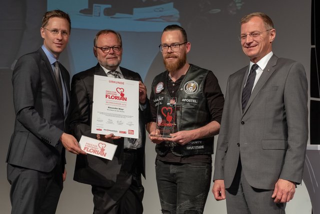 Alex Mayr gewinnt den "Florian 2019". Gratuliert haben auch Thomas Winkler (Chefredakteur BezirksRundschau OÖ, Josef Stockinger (OÖ Versicherung) und Landeshauptmann Thomas Stelzer (v.li.)