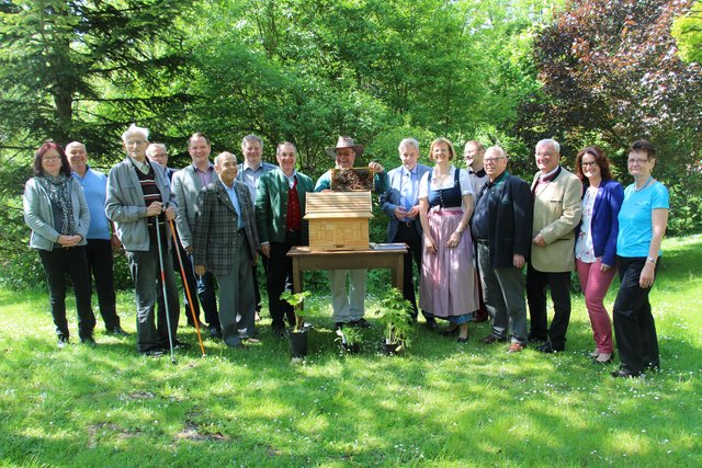 Die Mitglieder des NÖ Imkerverbandes Ortsgruppe Ternitz und des Kneipp-Aktiv-Clubs Ternitz mit den Ehrengästen des gemeinsamen Festaktes.