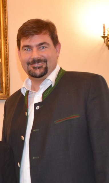 Bürgermeister Steinbichler hat keine Freude mit Großbauten, noch weniger mit dem Ausposaunen.