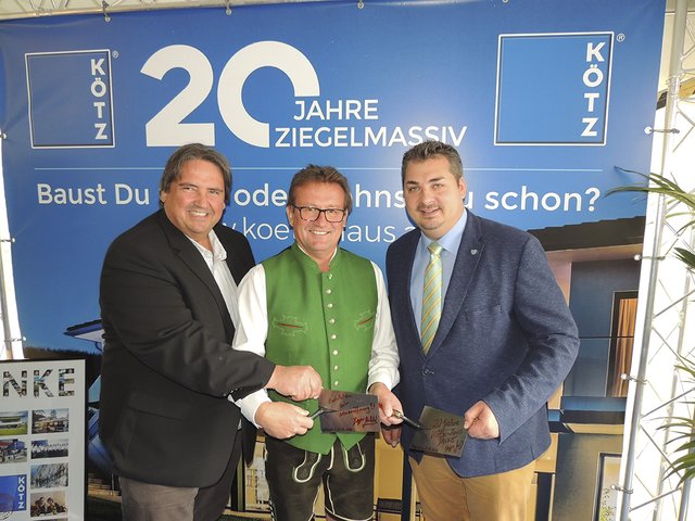 Josef Kötz (Bildmitte) mit Bgm. Gustav Glöckler (re) und NRAbg. Josef Muchitsch.