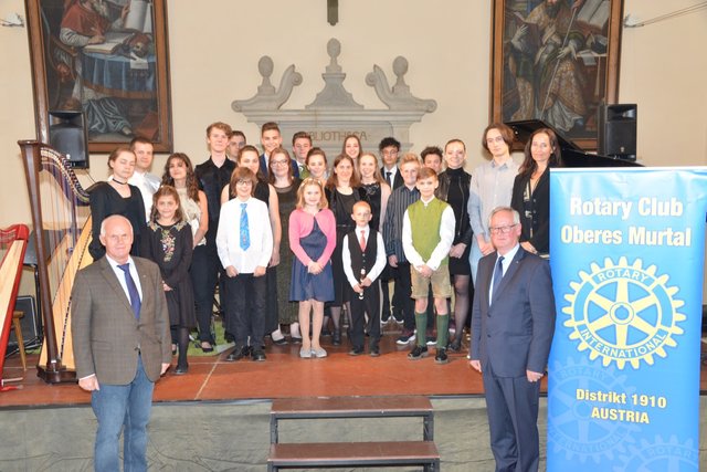 Die „Meister von morgen“ mit Rotary-Präsident Friedrich Tiroch (rechts vorne), Vorstandsmitglied Peter Parson (links) und der Musikschuldirektorin Mag. Corinna Wasserfaller (rechts, hinter Friedrich Tiroch). Fotos: Pfister