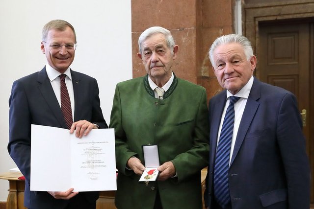 v.l.: Landeshauptmann Thomas Stelzer, Gottfried Huber und Josef Pühringer