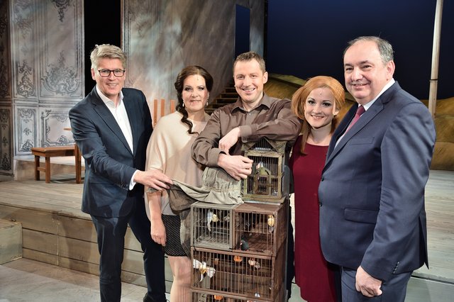 Von links: Thomas Königstorfer (Kaufm. Direktor Landestheater Linz), Julia Borchert alias Kurfürstin Marie, Matthäus Schmidlechner alias Vogelhändler aus Tirol, Theresa Grabner alias die Briefchristel und LINZ AG-Generaldirektor Erich Haider.