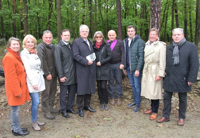 Feierliche Segnung des Waldfriedhofs in Krems-Egelsee, v.l.: Gemeinderätin Gabriele Mayer, 1. Vizebürgermeisterin Eva Hollerer, Stadtrat Martin Sedelmaier, Stadtrat Werner Stöberl, Bürgermeister Dr. Reinhard Resch, Ingrid Walzer (Bestattung Krems), Mag. Dr. Leszek Urbanowicz (Pfarrer Egelsee), Jürgen Stundner (Wirtschaftshof Stadt Krems), Stadtrat Helmut Mayer und Gemeinderat Mag. Wolfgang Mahrer.