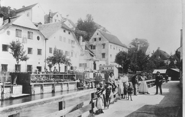 Damals 1904: Herausgeputzt in den besten Kleidern – ein „Venedig der Arbeiter“ im Wehrgraben.