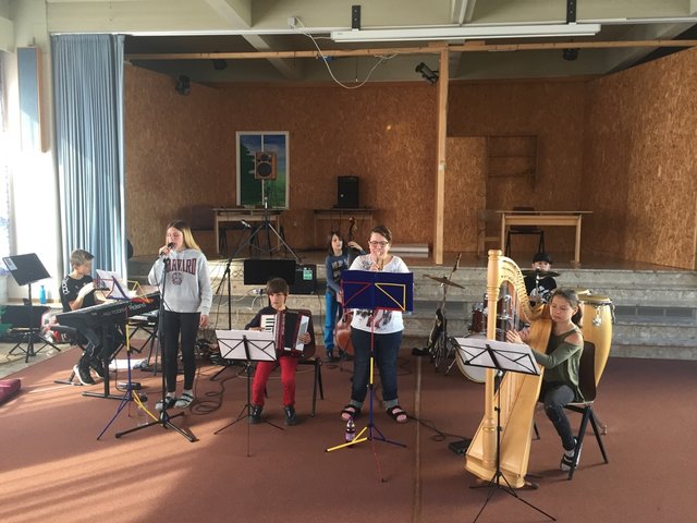 Die jungen Musiker Matilda und Zeno Reinisch, Maria und Florian Hohenrainer, Elias und Valentin Kopeinig sowie Aaron Pilz in der Aula der NMS Königsweg.