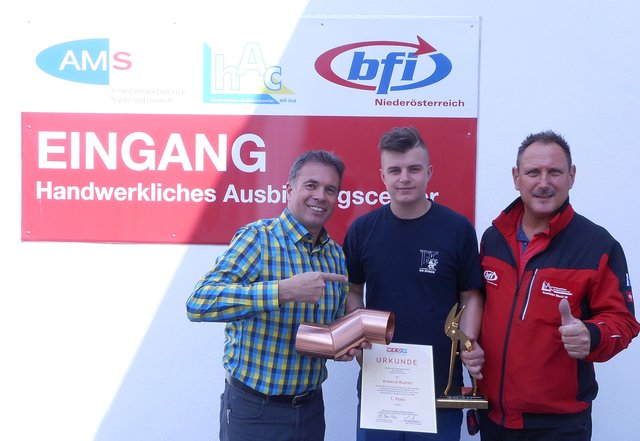 v.l.n.r.: Leiter des handwerklichen Ausbildungscenter Werner Kroiss, Preisträger und Spenglerlehrling Armend Rushiti und Ausbilder und Werkstattleiter Spenglerei Walter Markl