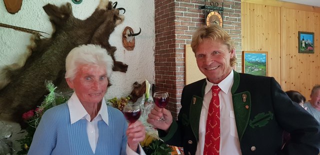 Mit einem Glaserl Rotwein stießen Susanne Müller und Bgm. Werner Gehring auf den runden Geburtstag an.