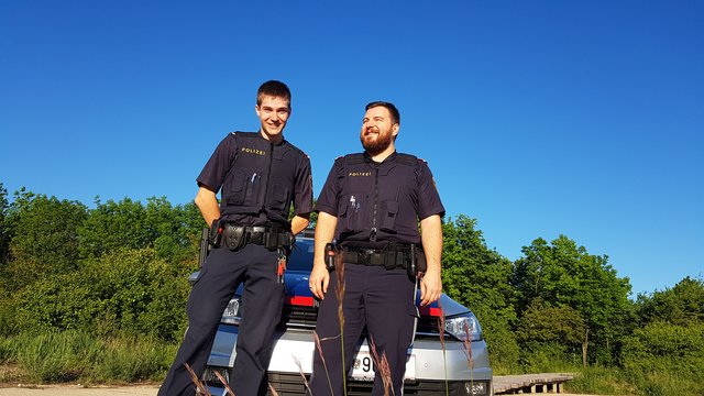 Die zwei Lebensretter aus der Polizeiinspektion Sonnenallee nach dem erfolgreichen Einsatz.