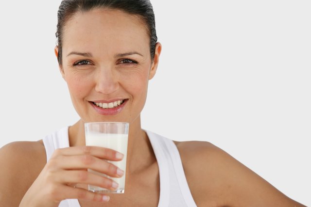 Mittel Gegen Osteoporose: Im Durchschnitt sollte jeder Mensch täglich einen Viertelliter Milch trinken und drei bis vier Scheiben Käse essen.
