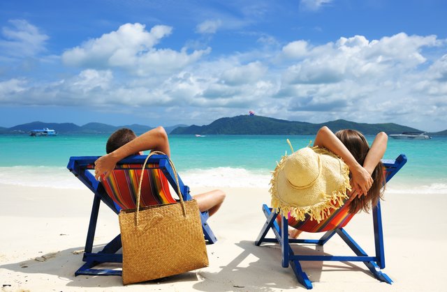 Um Ärgernisse und böse Überraschungen nach der Rückkehr aus dem entpannten Urlaub zu vermeiden, lohnt es sich, die Urlaubsversicherung genau zu prüfen.