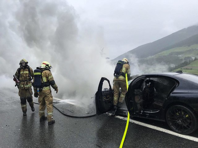Ursache für das Feuer dürfte ein technischer Defekt gewesen sein. Verletzt wurde niemand.