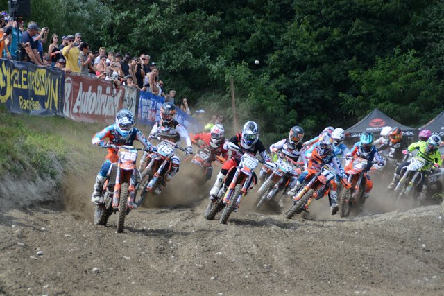 Kampf um Plätze und Punkte: Bei der ÖM am 7. Juli geht es in der Motocross-Arena in Rietz wieder heiß her.