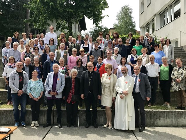 Gruppenfoto: 65. Jahreshauptversammlung des Tiroler Familienverbandes im Haus der Begegnung mit Bischof Hermann Glettler.