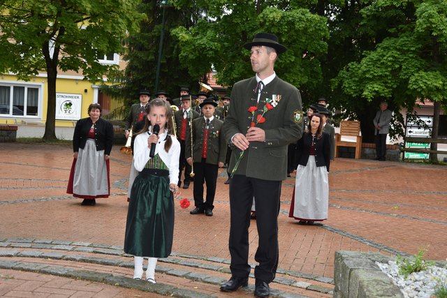 Der Obmann der Marktmusikkapelle Wettmannstätten Thomas Florian und seine Tochter Annalena am Vorplatz der Pfarrkirche Wettmannstätten.