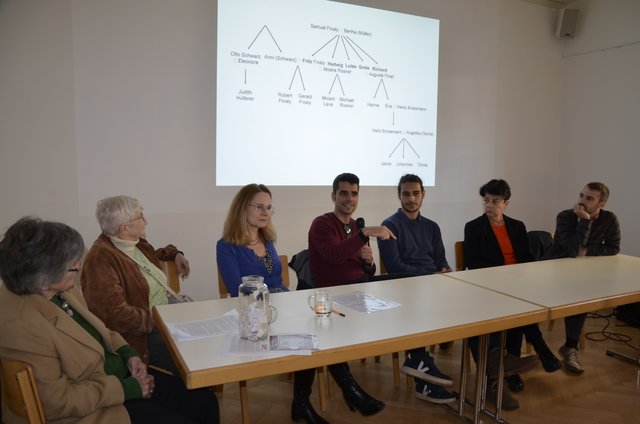 Podium unter dem Stammbaum der Familien Schwarz-Finaly-Brossmann