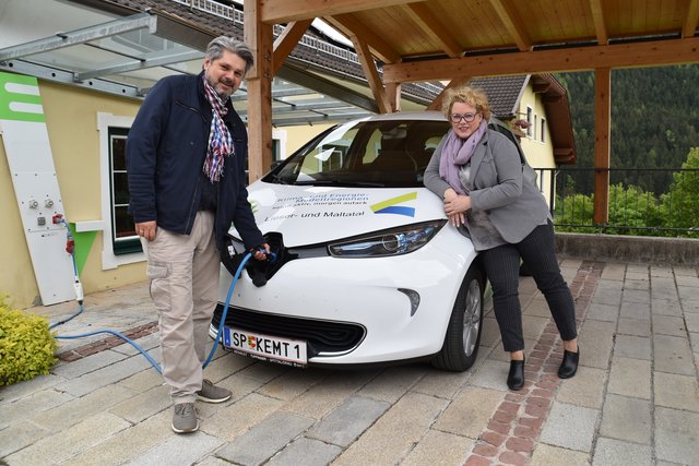 Statt dem zweiten Auto fährt das Paar nun öfter mit dem Elektroauto im Carsharing-Programm der KEM Lieser-Maltatal