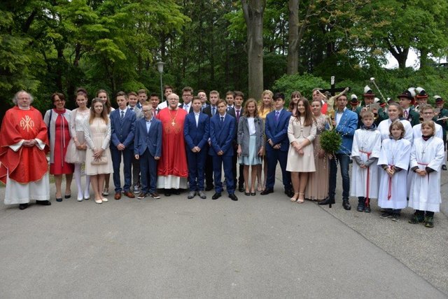 1. R. v.l.n.r.: Pater Jan, Firmorganisatorin Elisabeth Friedl, Katharina Török, Sophia Flandorfer, Niklas Kreitmeier, Andreas Koller, Prälat Dr. Matthias Roch, Jonas Vogt, Marcel Angerer, Lorena Sagat, Justin Amesmann, Ana Maria Berkovits, Rebecca Poyer, Philipp Parbus, Tobias Schellner, Emil Sommer, Ronja Steinlesberger
2. R. v.l.n.r.: Selina Wagner, Julian Dengler, Tobias Altmann, Alexander Brunnhuber, Benjamin Haertl, Armin Sallmaier, Kjell Tauscher, Maximilian Safer, Sebastian Wiehart, Marvin Amesmann, Iris Neudecker, Julia Bauer, Pater Helmut, Selma Sommer, Tobias Tanzberger
