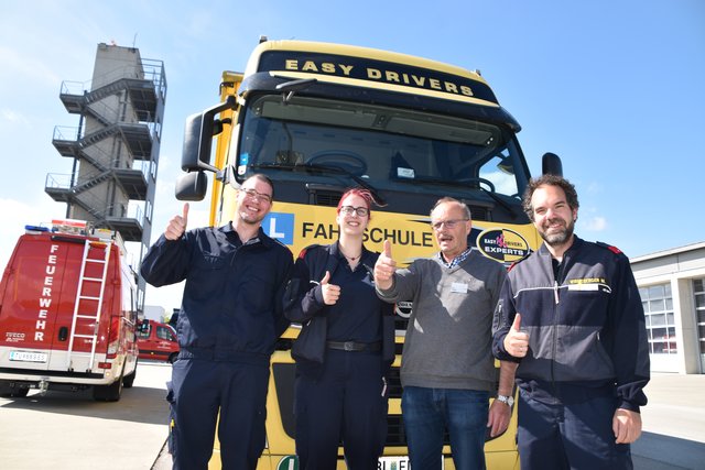 Daumen hoch: Christoph Huber (FF Amstetten), Denise Leitgeb (FF Gaaden), Fahrlehrer Otto Paul (Bruck an der Leitha) und Manuel Wirnsberger (FF Gaaden).