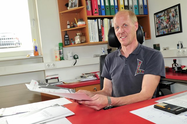 Firmenchef Meinrad Partl präsentiert stolz die Urkunden seiner bei den Landesbewerben ausgezeichneten Lehrlinge.