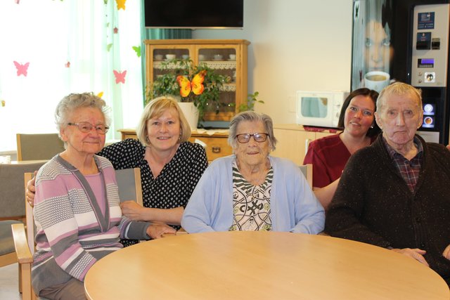 Die Bewohner im Bezirksseniorenzentrum in Braunau fühlen sich sichtlich wohl.
Margarethe Altenbuchner, Fachsozialbetreuerin für Altenarbeit (FSBA) Maria Wolfgruber, Stephana Probst, Christina Auzinger (FSBA) und Wilhelm Böhm (v.l.n.r.).