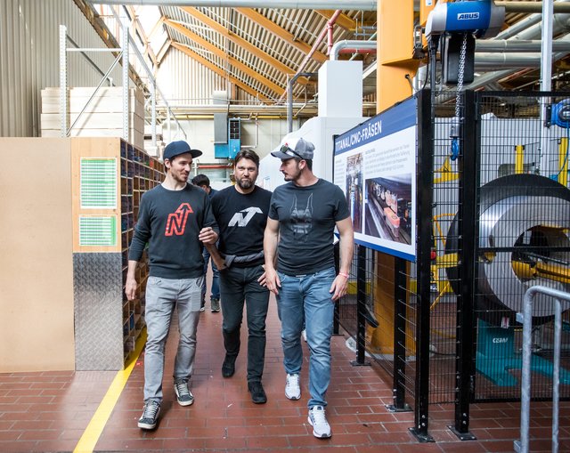 Bernhard Knauss, Renndirektor Blizzard & Tecnica, mit Felix Neureuther und Dominik Paris bei der Führung durch die Produktionshalle