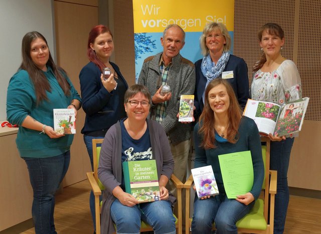 v.l.n.r: stehend– Carina Kern, Melanie Stricker, BA(NÖGKK), Bernhard Reiter, Christine Hajek (NÖGKK) und Referentin Mag. Nicole Seiler
sitzend– Sabine Paumann und Mag. Christine Grasl (Botanikerin)