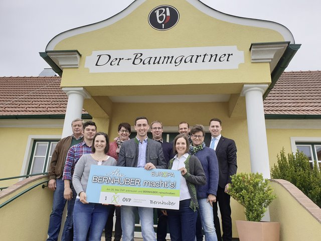 BBK-Obmann Hermann Dam, Bernhard Baumgartner, Karin Baumgartner, BBK-Obmann-Stv. Eva-Maria Hagl-Lechner (Bezirksbäuerin Tullnerfeld), Europawahl-Kandidat Alex Bernhuber, Josef Wegl, Bezirksbauernratsobmann-Stv. Franziska Waltner, Langenrohrs Bürgermeister Leopold Figl, Angelika Buchinger (Gebietsbäuerin Tullnerfeld) und LAbg. Bernhard Heinreichsberger